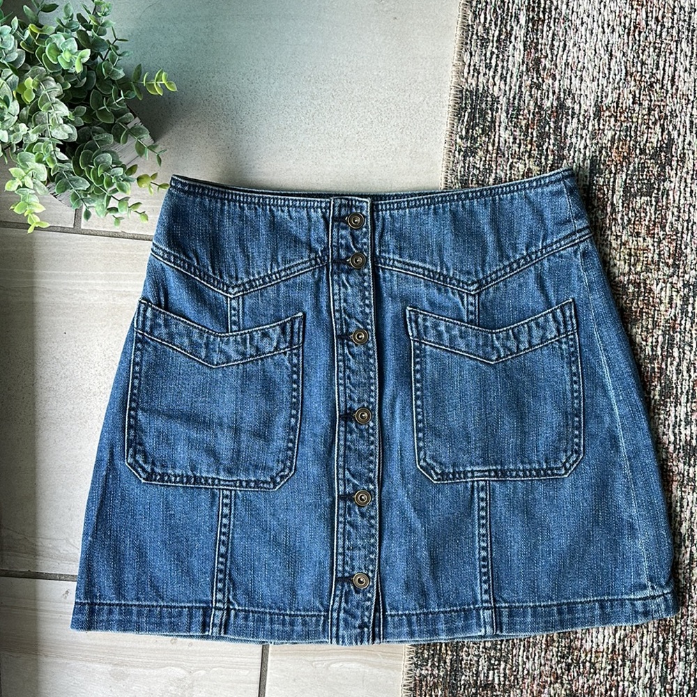 FREE PEOPLE denim button front mini skirt (size 6) ✨